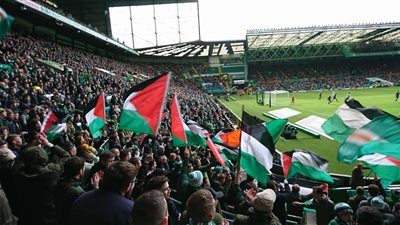 الأعلام الفلسطينية ترفرف بنادي سلتيك الأسكتلندي