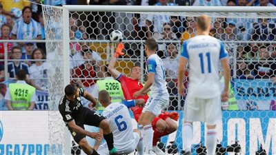 فينجوسون يسجل أول هدف لأيسلندا في تاريخ كأس العالم