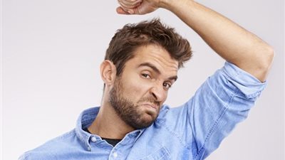بالفيديو.. طريقة سهلة تخلصك من رائحة العرق الكريهة