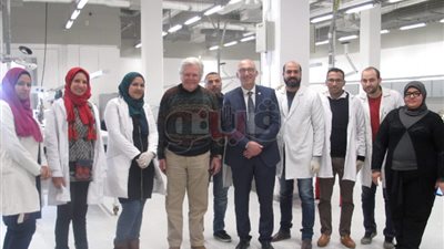 حسين فهمي يزور مركز ترميم الآثار بالمتحف المصري الكبير «صور»