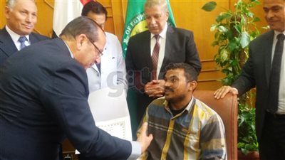 مؤسسة حقوقية تكرم أحد متحدى الإعاقة لمشاركته في الانتخابات (صور)