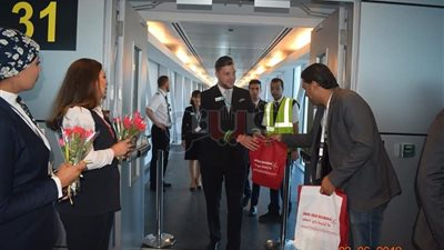 محافظ البحر الأحمر يستقبل أولى الرحلات النمساوية بالغردقة (صور)