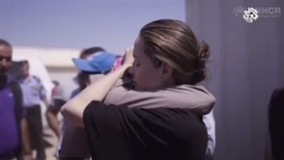 بالفيديو.. أنجلينا جولي تحتضن اللاجئين السوريين