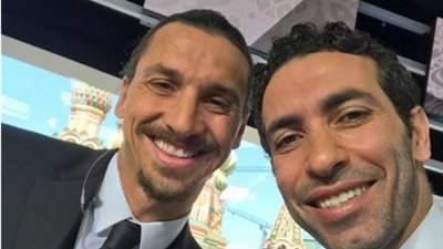 أبو تريكة يلتقط صورة تذكارية مع إبراهيموفيتش