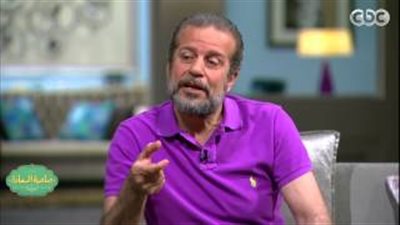 بالفيديو.. شريف منير يسخر من «بنطلونه» في العرض الخاص لـ«من 30 سنة»