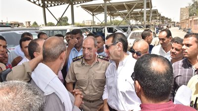 محافظ أسيوط يتفقد عددا من المواقف للتأكد من الالتزام بالتعريفة الجديدة (صور)