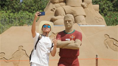 منحوتات رملية بمناسبة كأس العالم تلفت الأنظار بالصين (صور)