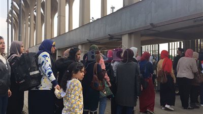 زحام أمام بوابات معرض الكتاب في يومه الخامس (صور)