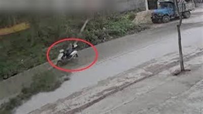 سائق منحوس يتلقى ضربه قوية من شجرة (فيديو)