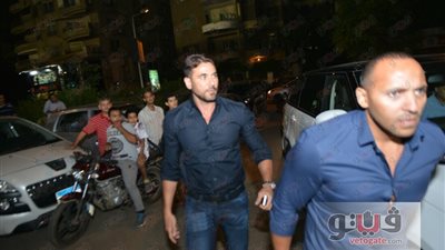 بالصور.. وصول أحمد عز والراقصة دينا إلى عزاء والدة وائل عبد الله