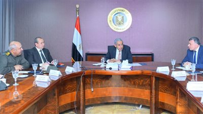 وزير التجارة يبحث تطورات العمل داخل مدينة الأثاث الجديدة بدمياط