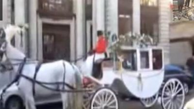 بالفيديو.. عربة «سندريلا» تجوب شوارع بريطانيا فى «عيد الحب»