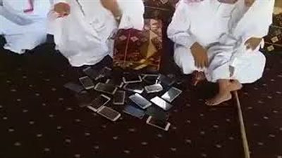 رد فعل مسن انشغلت عائلته بهواتفها الجوالة (فيديو)