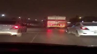 شاهد ماذا فعل شباب مع سائق شاحنة صدم السيارات؟ (فيديو)