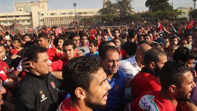 6 مشاهد في مران الأهلي.. احتشاد الجماهير في ملعب التتش.. نقل 6 مصابين إلى مستشفى العجوزة بسبب التدافع.. انهيار مرمى الملعب.. وإلغاء التدريب وإخلاء المدرجات