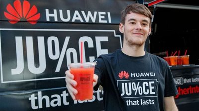 دعاية مثيرة من «هواوي» خلال إطلاق هواتف «الآيفون» (صور)