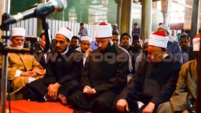 بالفيديو والصور.. «مصر تودع جثمان شيخ عموم المقارئ لمثواه الأخير».. انهيار طلابه حزنا على فراقه.. «أسامة الأزهري» يشارك بالجنازة.. حضور تلاميذ «عبد الحكيم» من جنسيات مختل