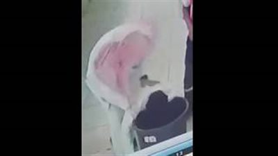 رد فعل طالب لحظة ابتلاع زميله غطاء زجاجة مياه داخل المدرسة (فيديو)