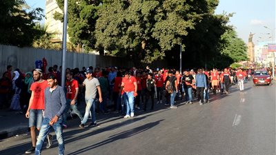 بالصور.. تكدس المواطنين أمام مترو الأوبرا بعد إلغاء التمرين بالأهلي