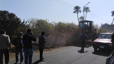 إزالة 64 حالة تعد على أملاك الدولة والري بقرى قنا (صور)