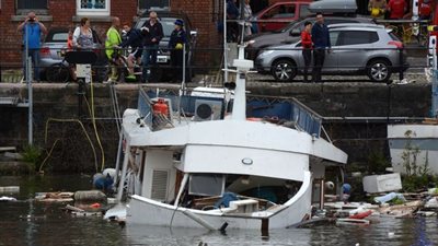 بالصور.. غرق قارب نقل جثمان رئيس الوزراء البريطاني الأسبق