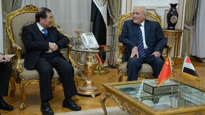 العصار يبحث التعاون الصناعي مع السفير الصيني (صور)