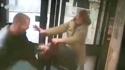 بالفيديو والصور.. رجل يعتدي على امرأة داخل «ماكدونالدز»