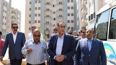 «مدبولي» يبدأ جولته في سوهاج بتفقد وحدات الإسكان الاجتماعي