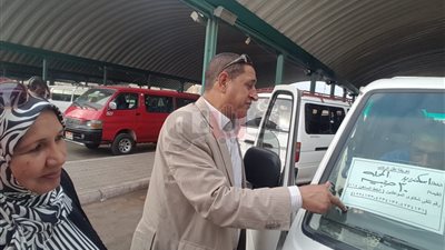 لصق التعريفة الجديدة على سيارات الميكروباصات بالإسكندرية (صور)