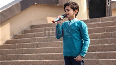 طفل يجذب انتباه زوار معرض الكتاب بأغنية «عيون بهية»