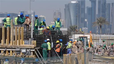 «بلد السخرة».. العفو الدولية تهاجم قطر بسبب رواتب عمّال المونديال