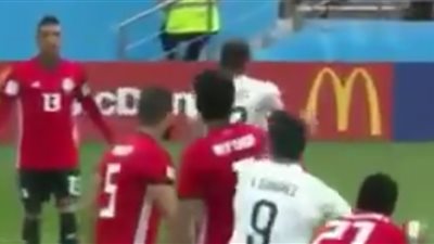 سواريز يعتدي على مدافع الفراعنة بعد هدف أوروجواي (فيديو)