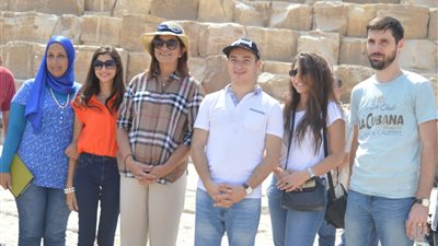 نبيلة مكرم ووزير شئون المغتربين الأرميني يزوران منطقة الأهرامات