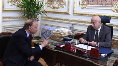 رئيس الوزراء يناقش مشروعات محافظة القاهرة مع عاطف عبد الحميد