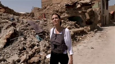 أنجيلينا جولي تتجول بين أنقاض الموصل القديمة