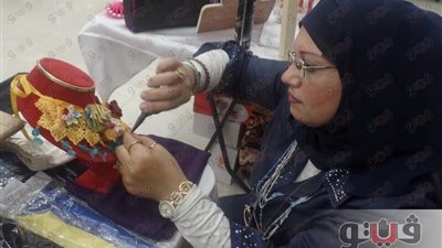 بالفيديو.. «وفاء» تتحدى البطالة بمشروع «الهاند ميد» في معرض بورسعيد