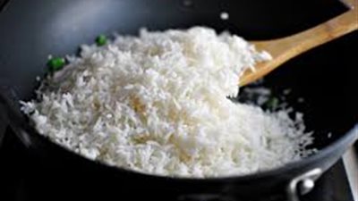استشاري تغذية يكشف سر تحول الأرز إلى سم بعد تسخينه