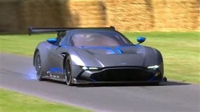 بالفيديو.. سيارة بريطانية تحرق عجلاتها بطريقة مثيرة