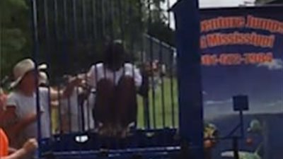 بالفيديو والصور.. لحظات مرعبة لامرأة تقفز في حوض مليء بالثعابين