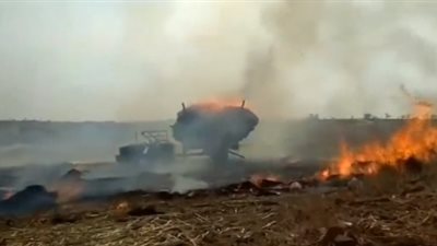 النيران تلتهم عربة مليئة بالقش (فيديو)