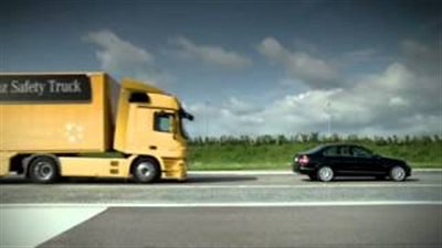 بالفيديو.. قوة فرامل شاحنات « مرسيدس »