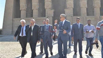 وزير الاتصالات ومحافظ قنا يفتتحان مشروع إعادة تأهيل منازل دندرة