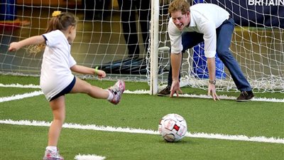 بالصور.. جولة الأمير «هاري» في البرازيل