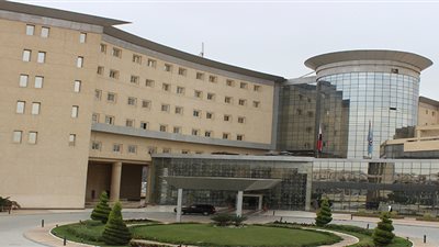 خبير إنجليزي في جراحات الرقبة والغدة الدرقية بالمستشفى الجوي العام