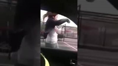 بالفيديو.. شاهد ماذا حدث لفتاة أثناء رقصها بالطريق