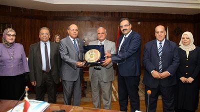 جامعة طنطا تكرم عميد كلية الصيدلة السابق