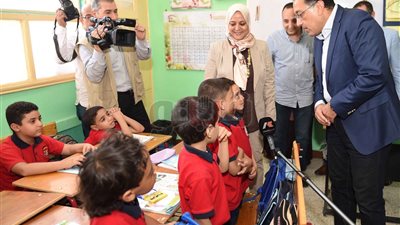 «مدبولي» يحاور الطلاب والمعلمين في مدرسة الشروق الابتدائية بسوهاج