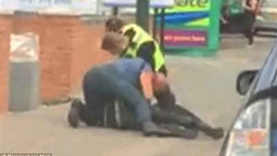 بالفيديو والصور.. لحظة اعتداء شرطي على مشتبه به في بريطانيا