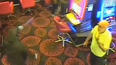 مقامر شجاع يردع لصين حاولا سرقة كازينو (فيديو وصور)