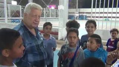 مرتضى منصور يحاور أطفال الزمالك ويستمع للشكاوى (فيديو)